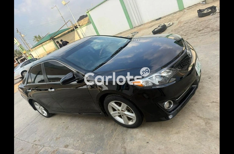 BRIEFLY DRIVEN 2013 TOYOTA CAMRY SE - 5/7