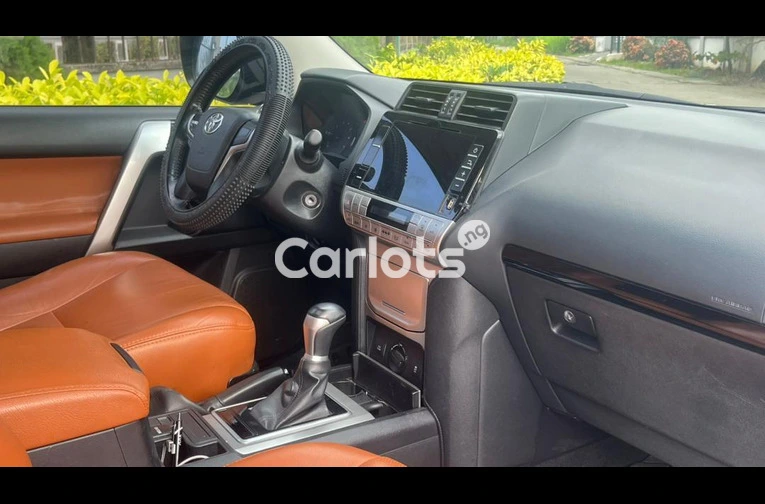 Toyota land cruiser prado 2022 - 4/7
