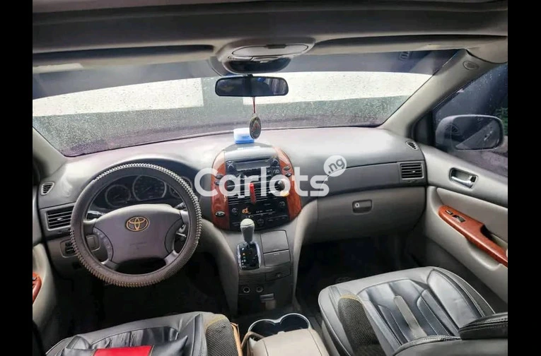 Very sound 2005 Toyota Sienna - 2/7
