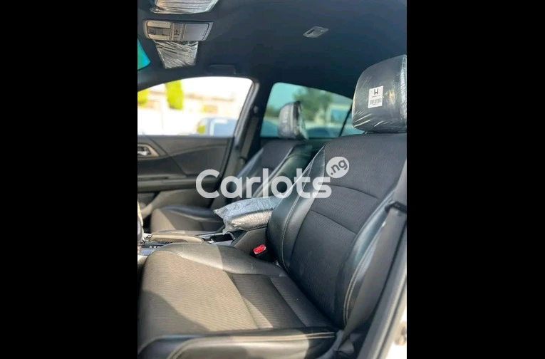 Neatly used 2016 Honda Accord sport - 3/5