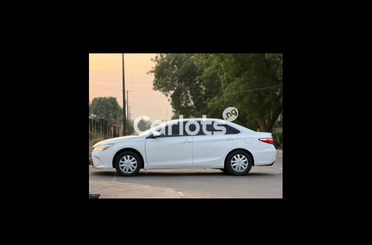 FOREIGN USED TOYOTA CAMRY 2015 MODEL - 2/7