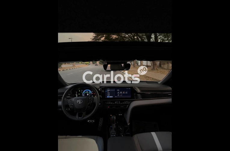 2025 Toyota Camry SE - 4/7