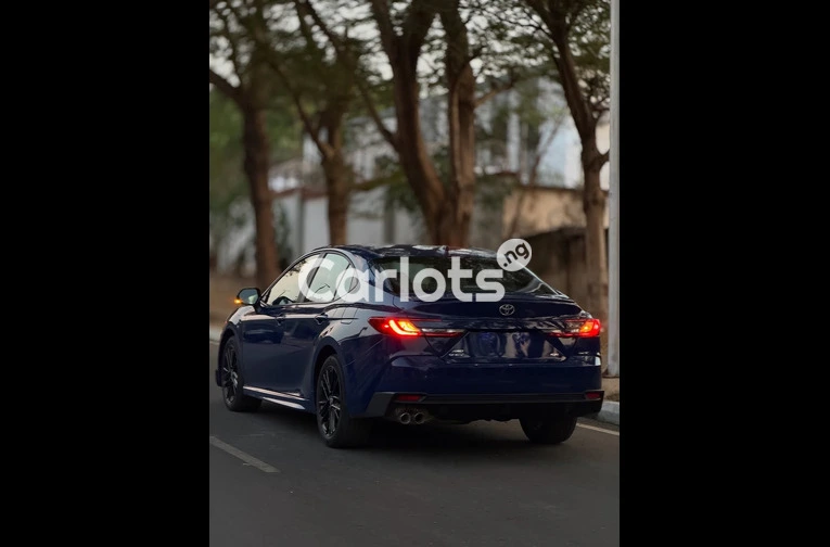 2025 Toyota Camry SE - 6/7