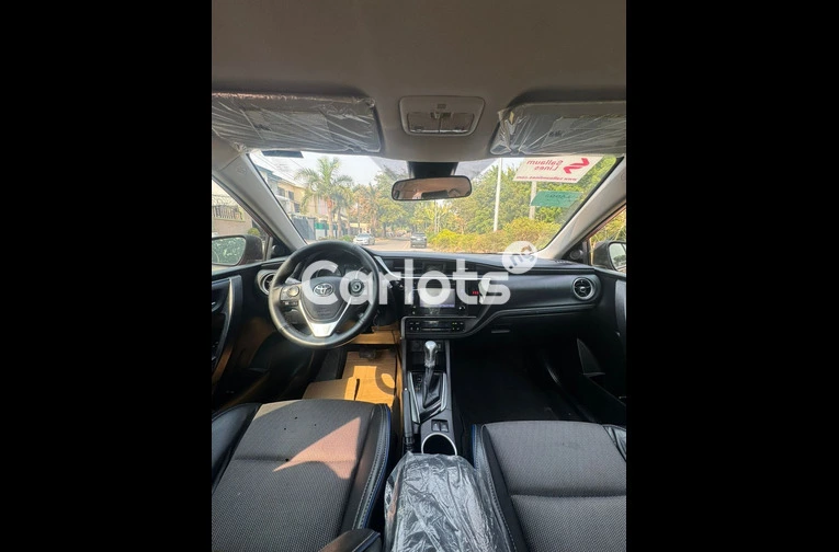 TOYOTA COROLLA S E 2018 - 2/7