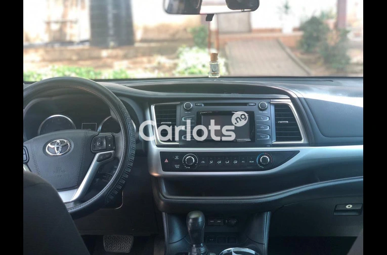 Nigerian Used 2019 Toyota Highlander - 5/7