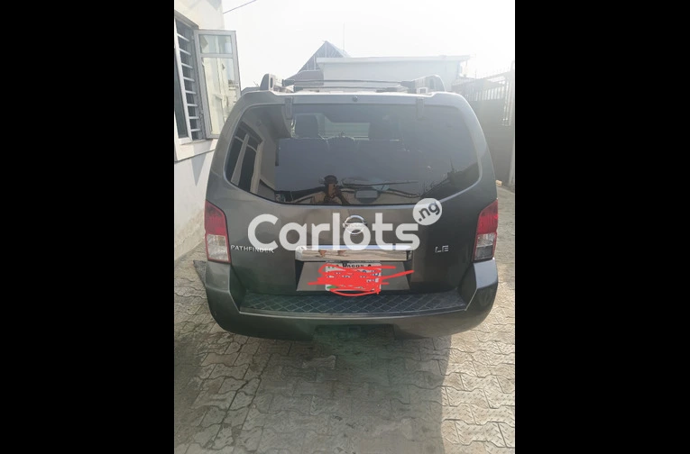 2005 Nissan pathfinder(Nigeria used, Clean, Buy and Drive) - 2/5