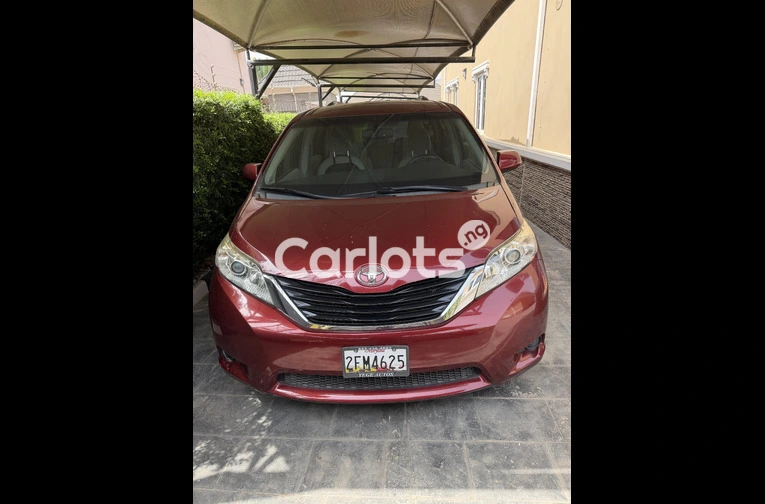 Foreign Used 2013 Toyota Sienna LE - 2/7