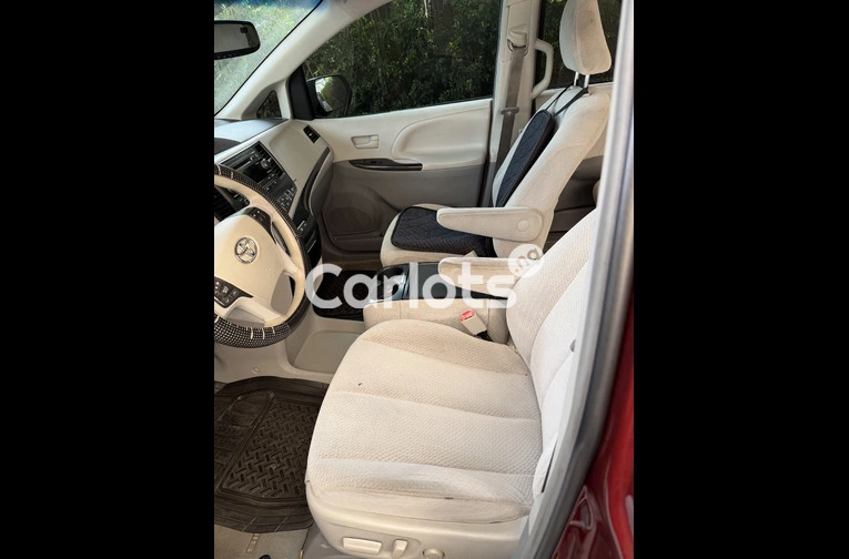 Foreign Used 2013 Toyota Sienna LE - 5/7