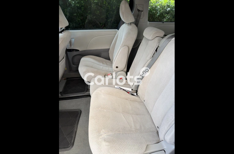 Foreign Used 2013 Toyota Sienna LE - 6/7