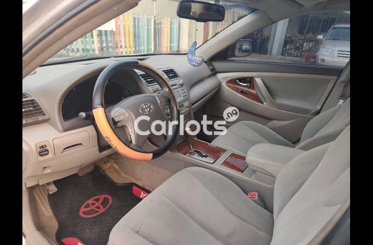 CLEAN REGISTERED 2009 TOYOTA CAMRY XLE - 2/7