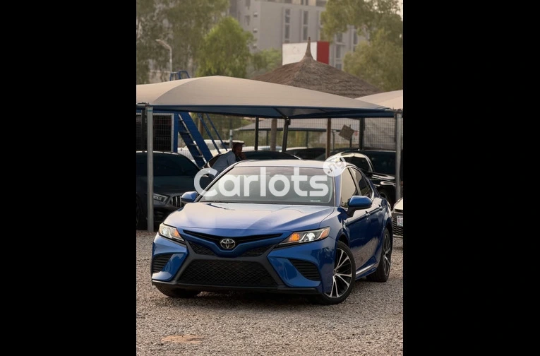 2019 TOYOTA CAMRY S E