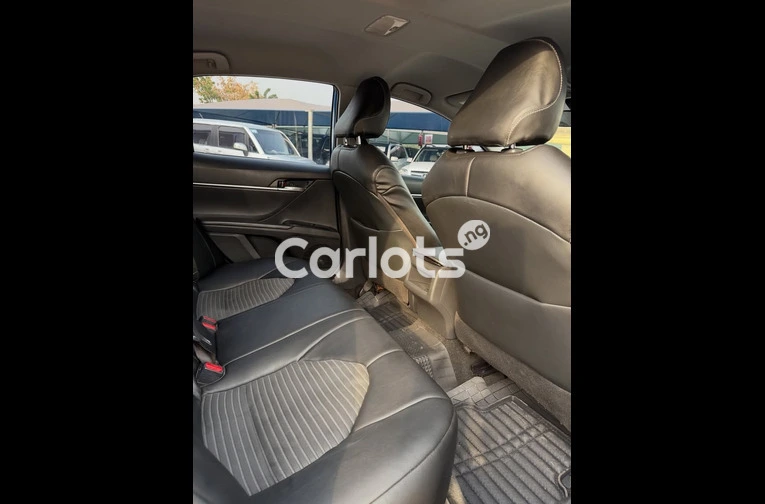 2019 TOYOTA CAMRY S E - 4/7