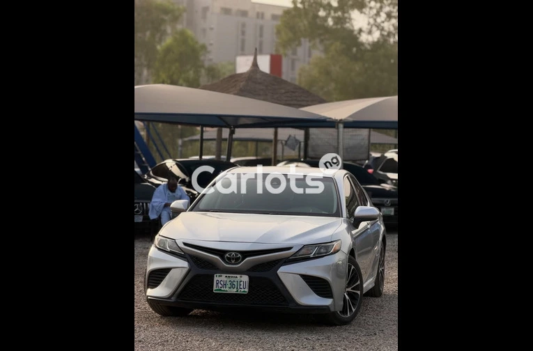 Clean 2018 Toyota Camry SE - 1/7