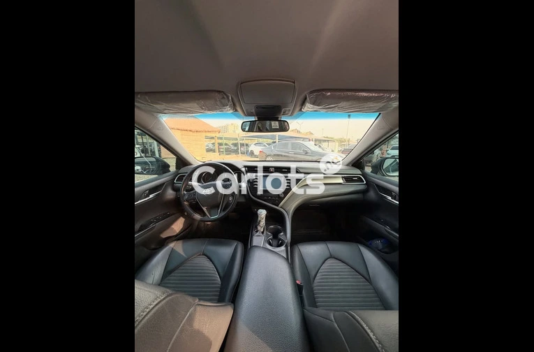 Clean 2018 Toyota Camry SE - 2/7