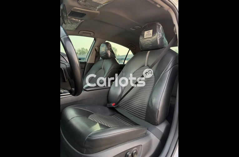 Clean 2018 Toyota Camry SE - 3/7