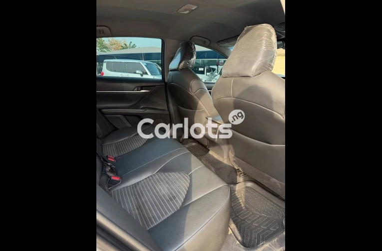 Clean 2018 Toyota Camry SE - 4/7