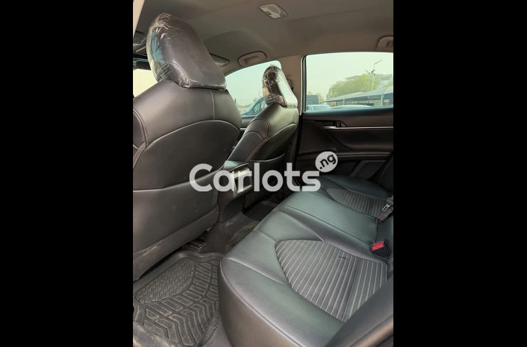 Clean 2018 Toyota Camry SE - 5/7