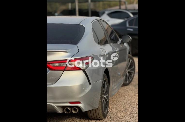 Clean 2018 Toyota Camry SE - 6/7