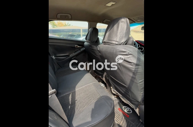 CLEAN 2009 TOYOTA MATRIX - 3/7