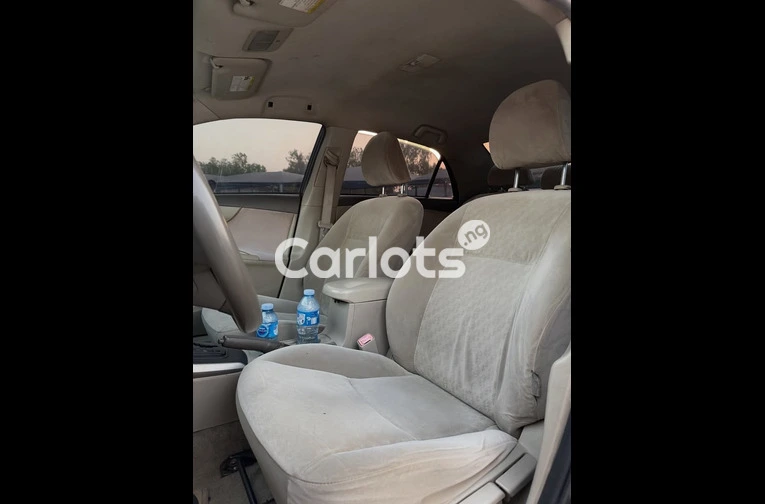 Clean 2009 Toyota Corolla - 3/7