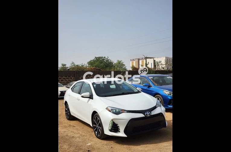 2017 TOYOTA COROLLA S E