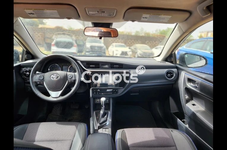 2017 TOYOTA COROLLA S E - 3/7