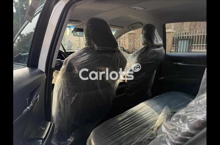 EXTREMELY CLEAN FOREIGN USED 2018 TOYOTA CAMRY MODEL - 2/7