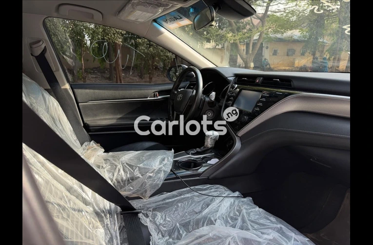 EXTREMELY CLEAN FOREIGN USED 2018 TOYOTA CAMRY MODEL - 3/7
