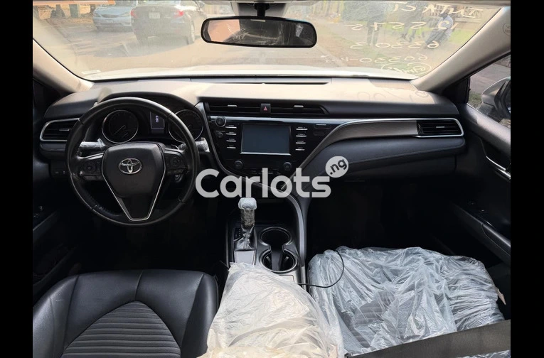EXTREMELY CLEAN FOREIGN USED 2018 TOYOTA CAMRY MODEL - 4/7