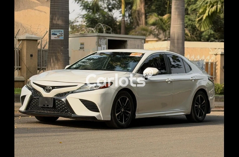 EXTREMELY CLEAN FOREIGN USED 2018 TOYOTA CAMRY MODEL - 6/7