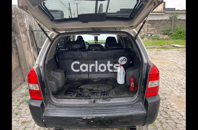 Very Neatly used Hyundai Tucson 2007 - 4/7