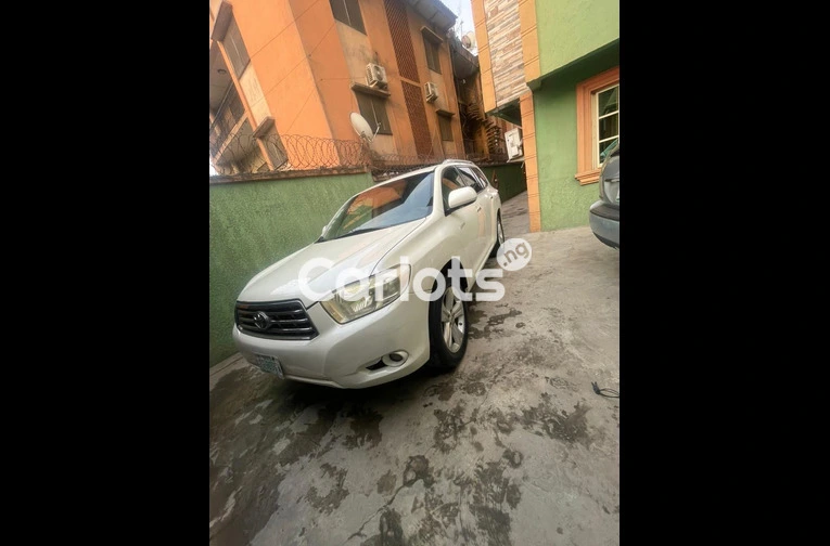 SUPER CLEAN 2010 TOYOTA HIGHLANDER LIMITED