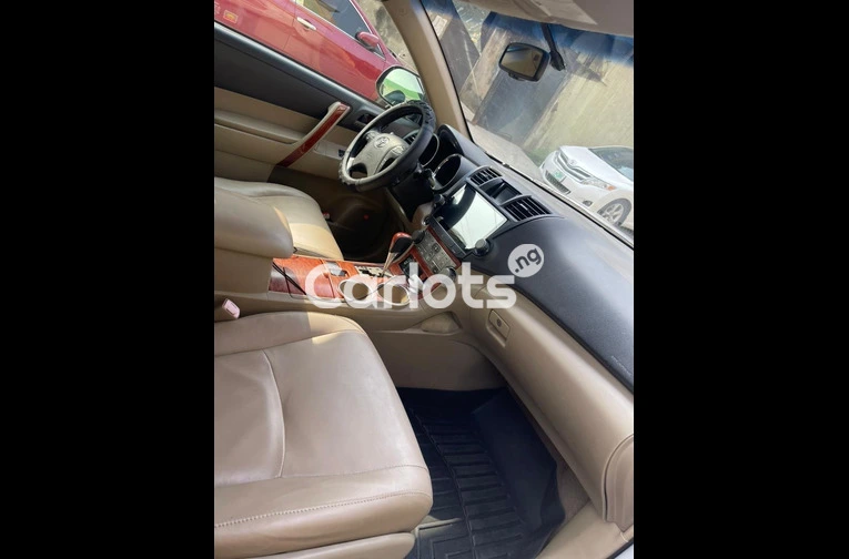 SUPER CLEAN 2010 TOYOTA HIGHLANDER LIMITED - 2/7