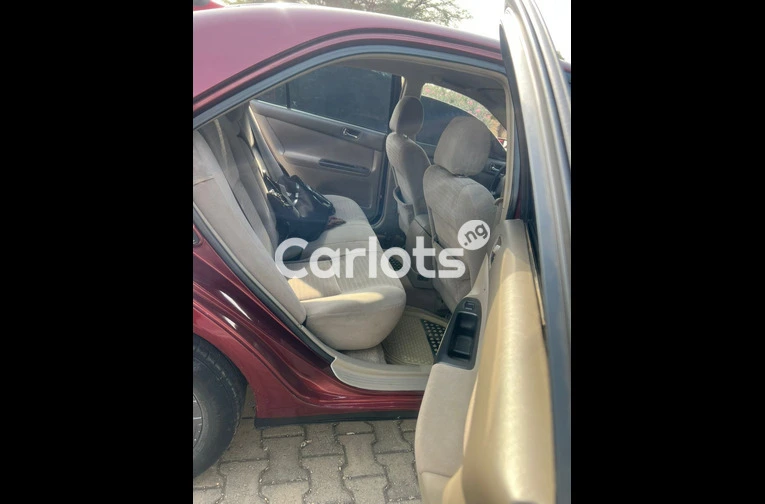 Toyota Camry 2013 Model - 2/5