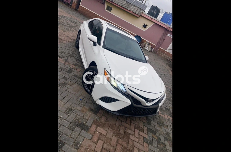 Toyota Camry 2018 Sport - 2/7