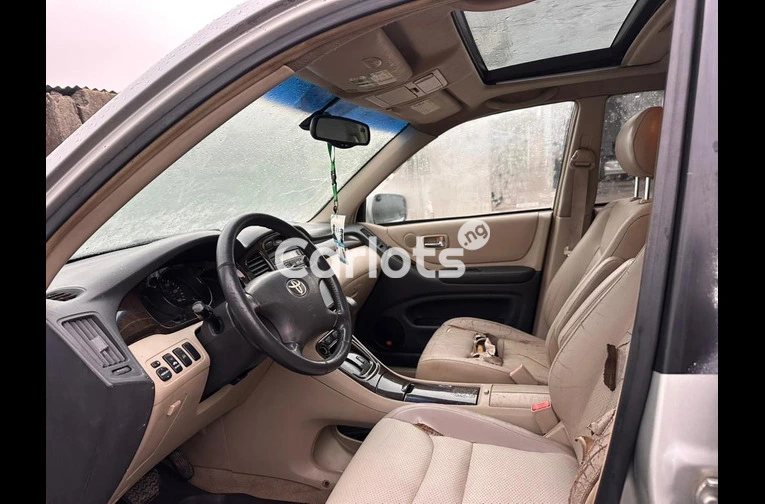 CLEAN REGISTERED 2004 TOYOTA HIGHLANDER FULLY LOADED - 3/7