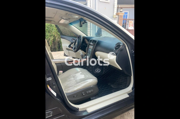 Lexus IS250 2011 Full Option - 2/7