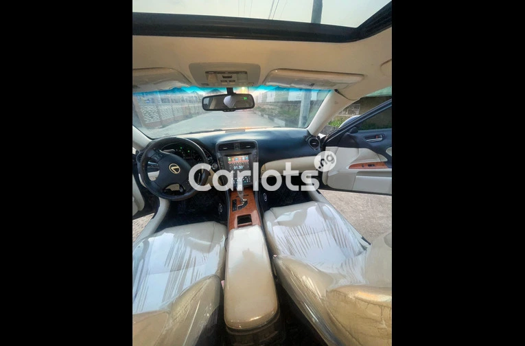 Lexus IS250 2011 Full Option - 3/7