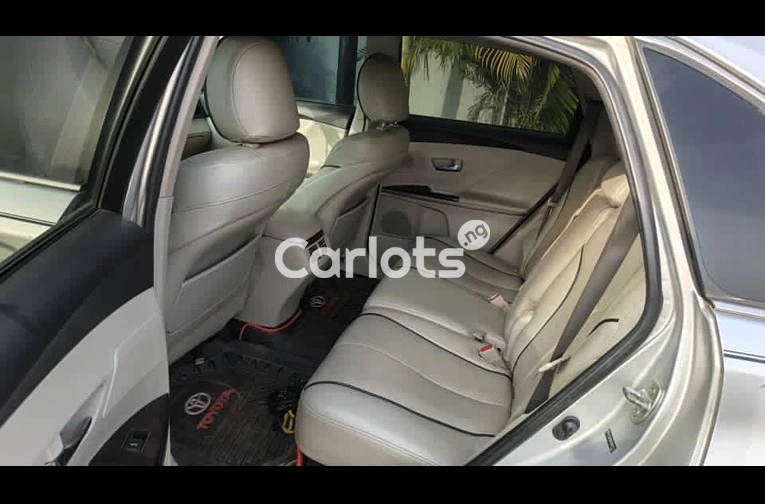 CLEAN REGISTERED 2012 TOYOTA VENZA FULL OPTION - 4/7