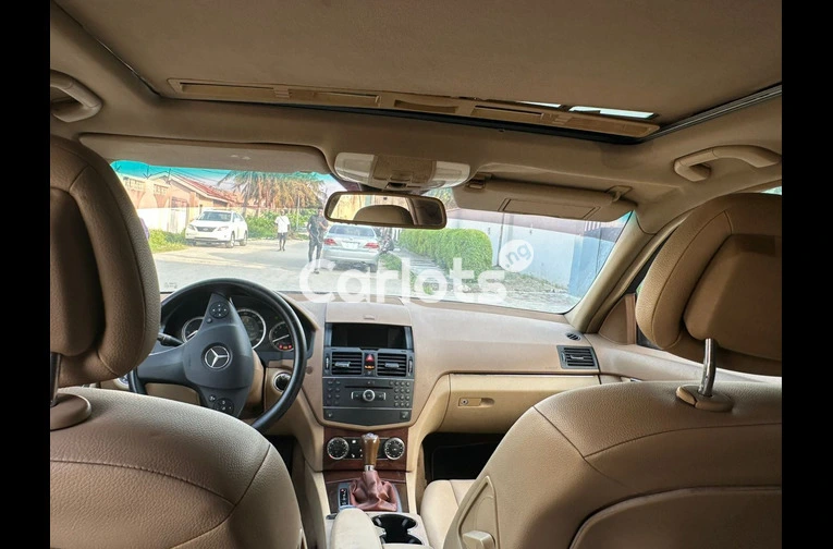 Very Clean 2009 Mercedes Benz C350 - 2/7