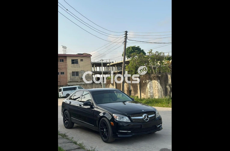 Very Clean 2009 Mercedes Benz C350 - 3/7