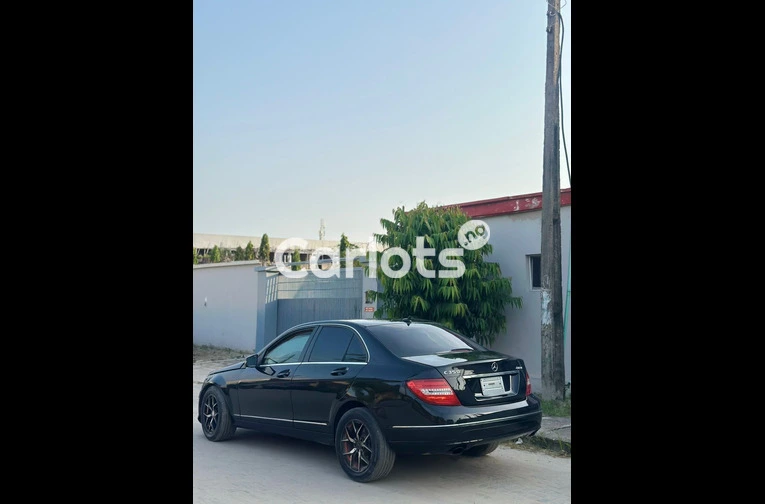 Very Clean 2009 Mercedes Benz C350 - 4/7