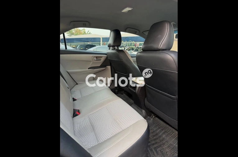 Foreign used 2016 Toyota Camry SE - 3/5