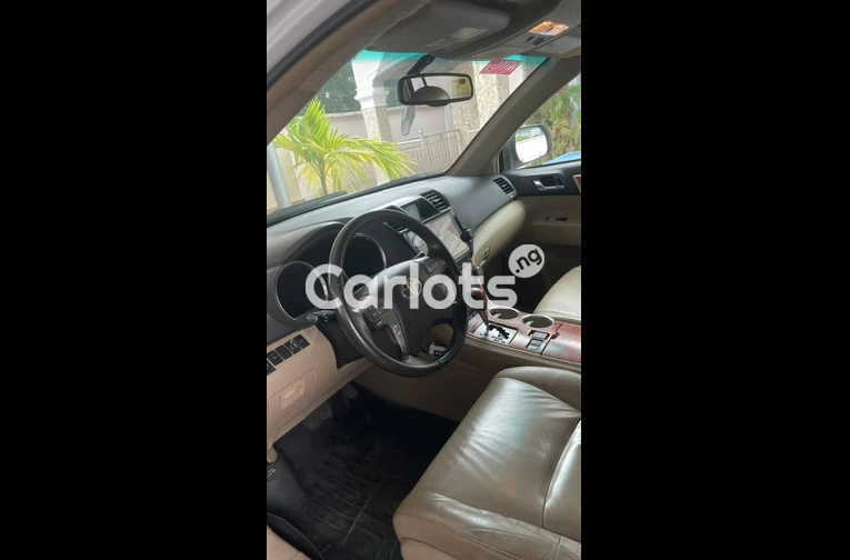 Very Neat Registered 2010 Toyota Highlander limited - 3/7