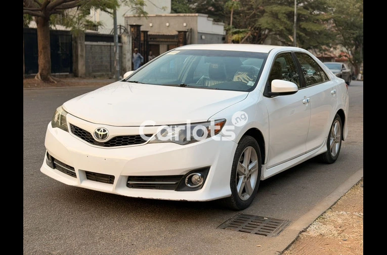 2013 TOYOTA CAMRY SE - 1/7