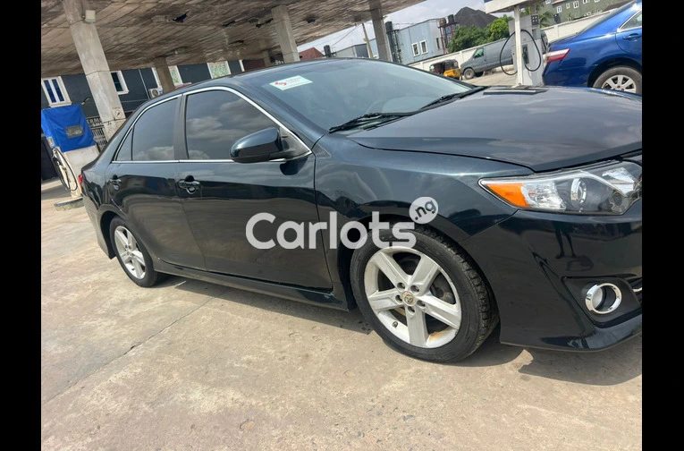 Toyota Camry 2012 Sport - 2/7