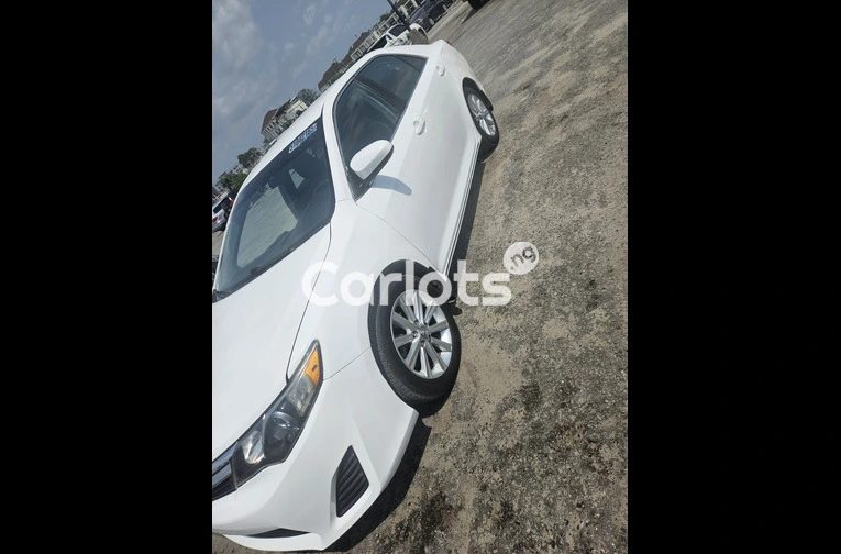 2013 Toyota Camry LE 4dr Sedan (2.5L 4cyl 6A) White - 2/7