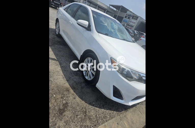 2013 Toyota Camry LE 4dr Sedan (2.5L 4cyl 6A) White - 3/7