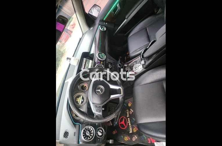 CLEAN REGISTERED 2011 MERCEDES BENZ GLK350 4MATIC - 2/7