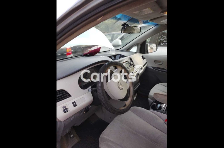 Toyota Sienna 2014 - 4/6